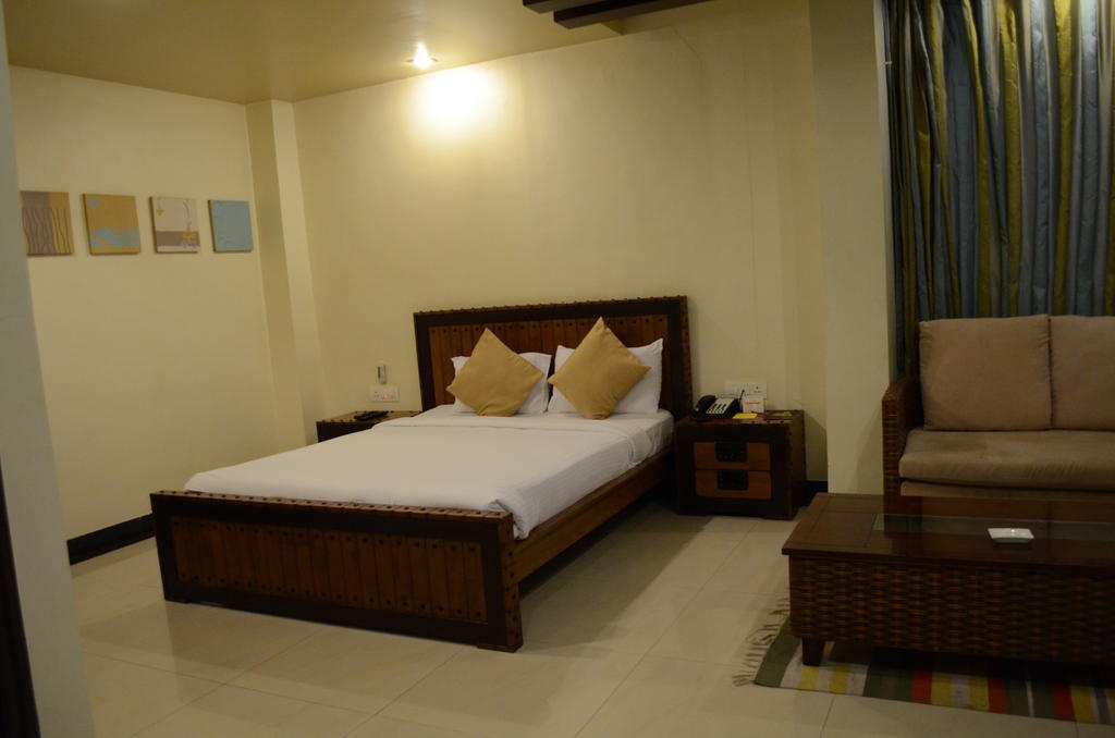 Hotel The Elite Suites Pune Værelse billede